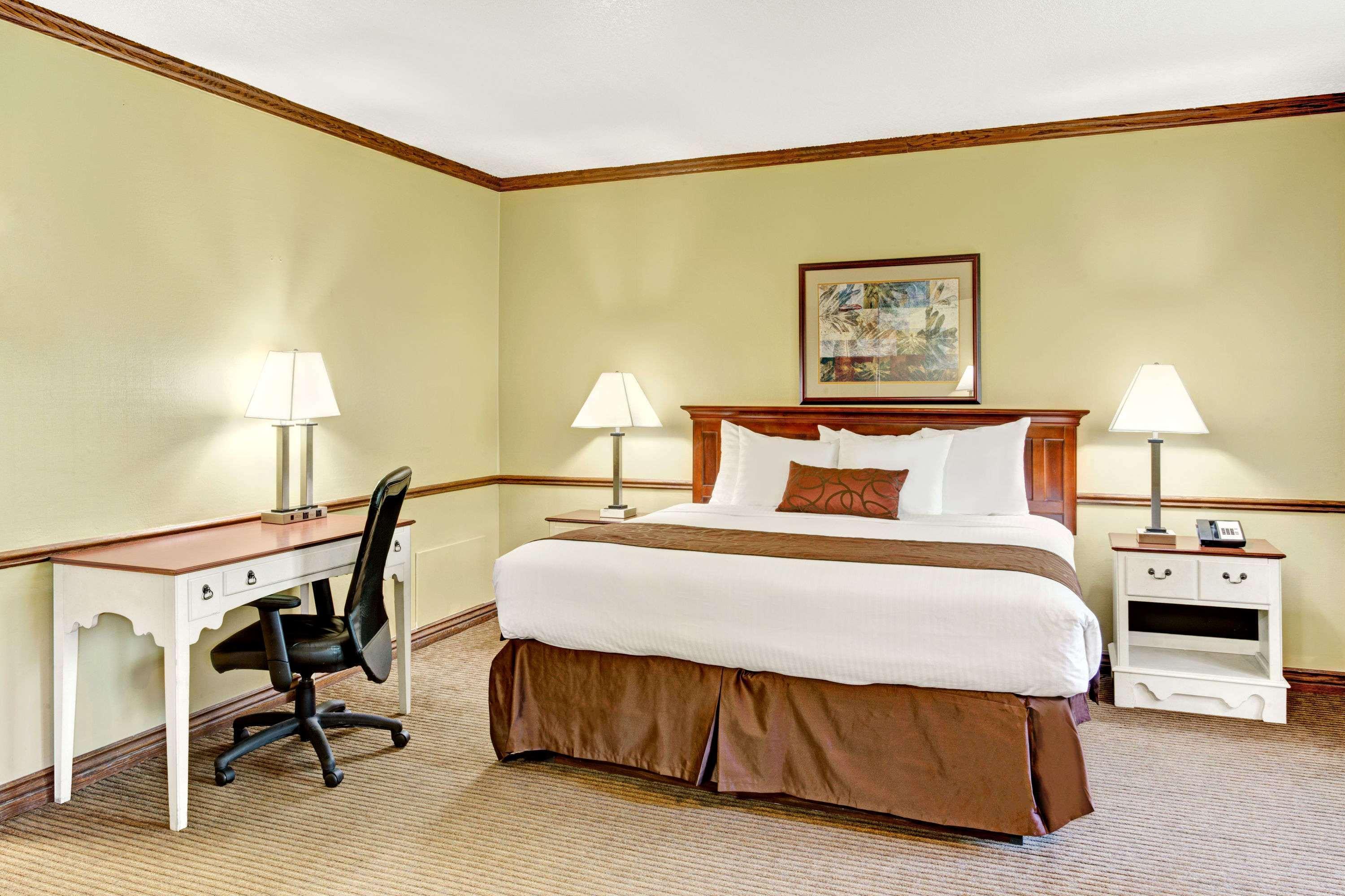 Hotel Baymont By Wyndham River