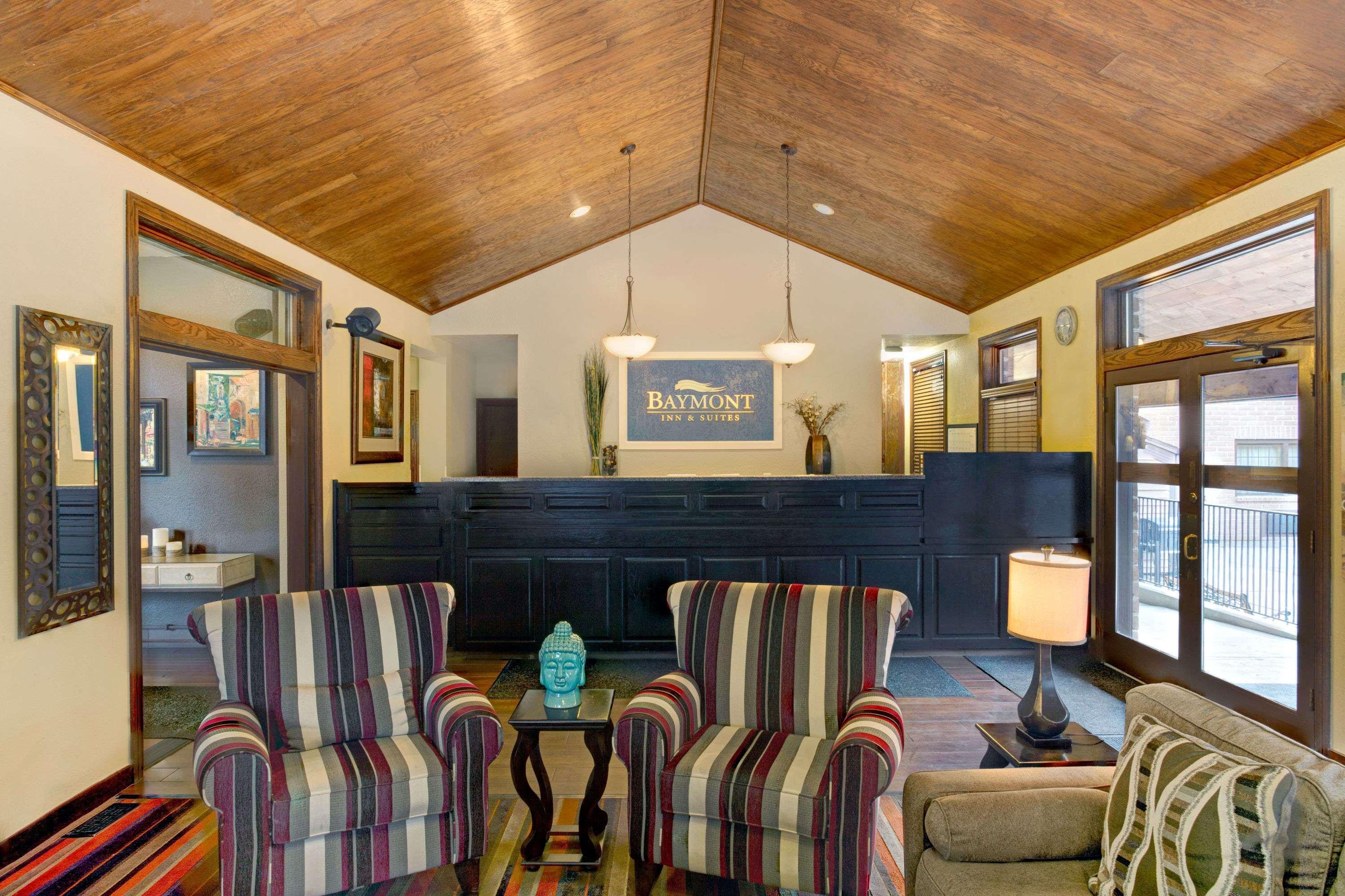 Baymont By Wyndham River Hotel