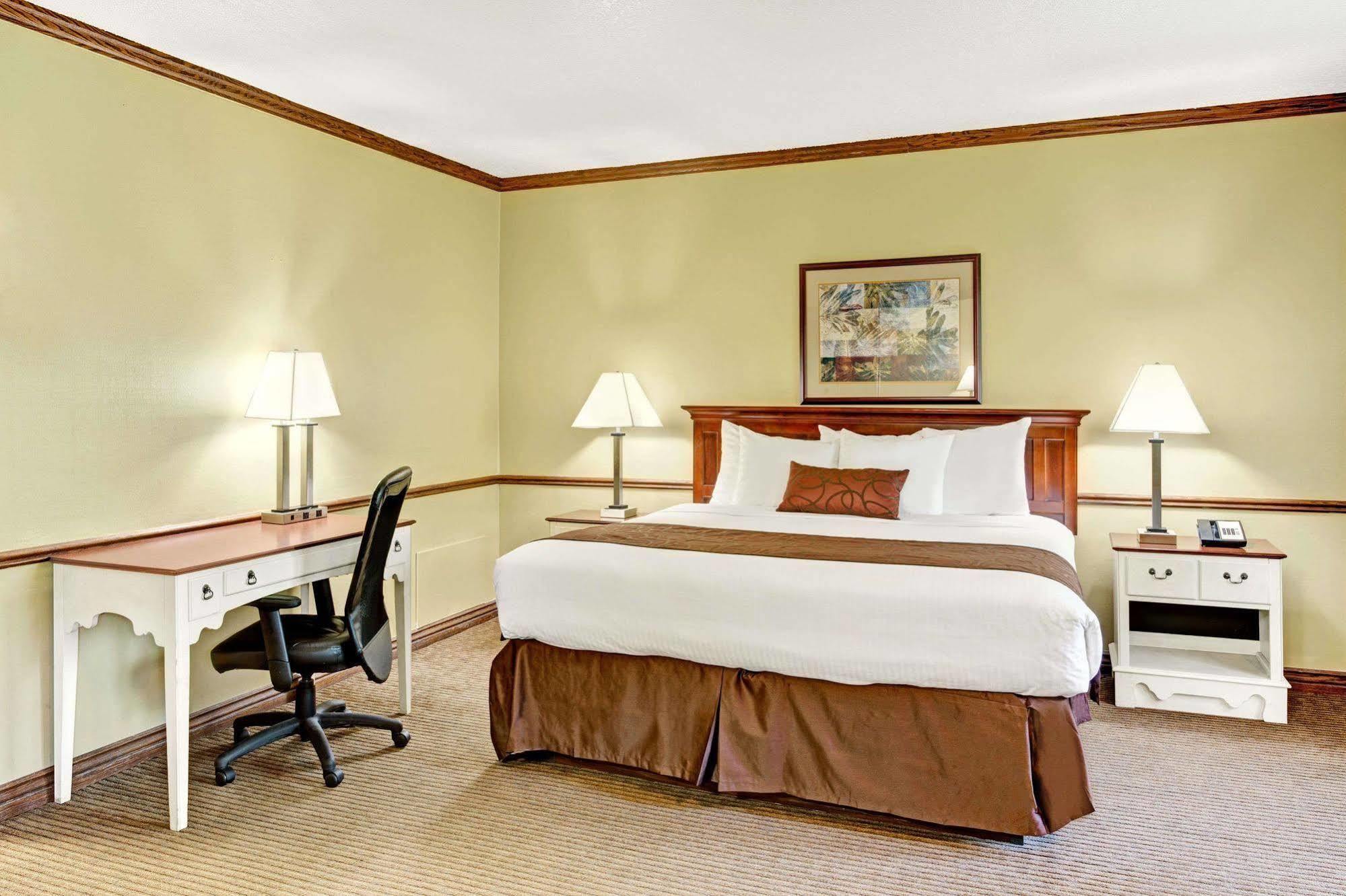 Baymont By Wyndham River Hotel